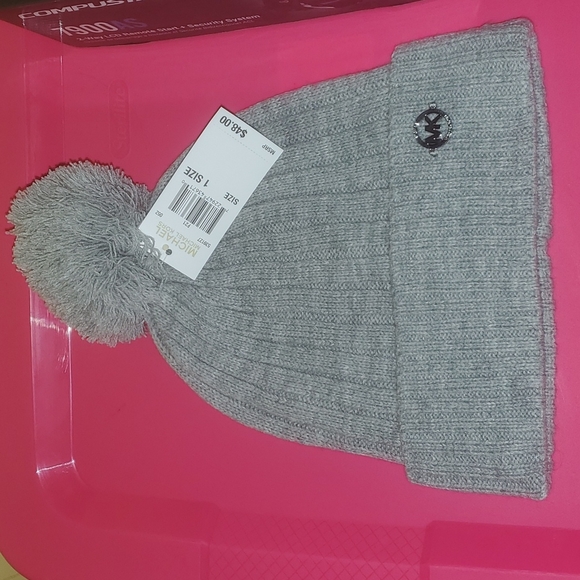 Michael Kors beanie with Pom - Picture 3 of 4